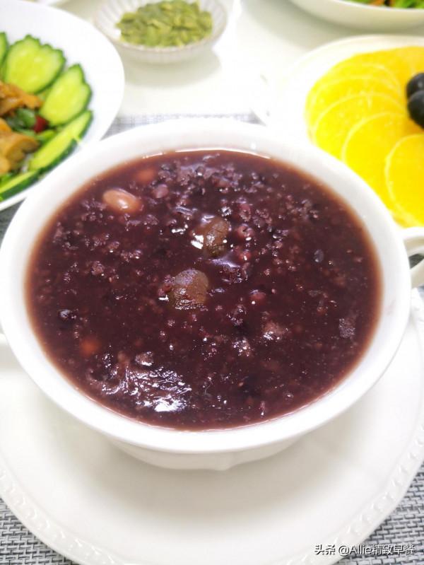 過了臘八就是年，一碗臘八粥搭配拌雞腿、蔬果，溫暖又營養，贊