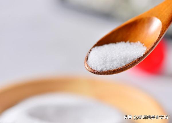 食用鹽，到底買“海鹽”還是“精鹽”？區別用途都特別大，別亂買