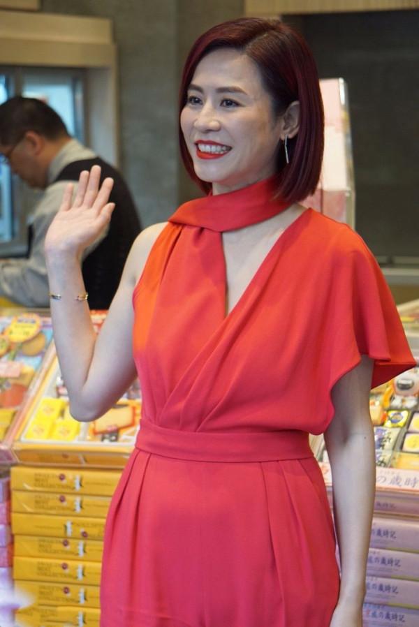 宣萱滿臉皺紋又怎樣？至少比劉曉慶扮嫩好多了，64了還裝少女