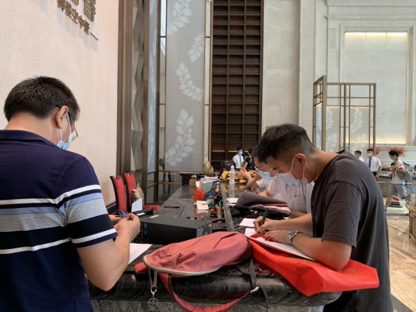 現場|恆大在廣州組織實物兌付登記 投資人要求公示房源明細 現場|恆大在廣州組織實物兌付登記 投資人要求公示房源明細