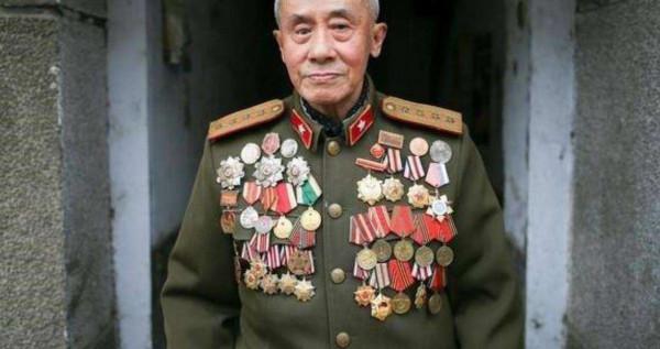 “單兵之王”肖萬世，一生多次被處分，為何一次比一次“光榮”？