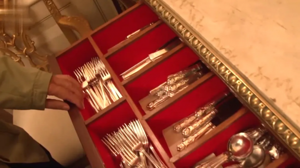 香港演員賣3億豪宅,馬桶20W、花瓶60W,卻帶家人住進小房子 香港演員賣3億豪宅,馬桶20W、花瓶60W,卻帶家人住進小房子