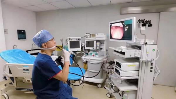 自己給自己做手術!廣東醫生完成胃腸鏡檢查和內痔手術 自己給自己做手術!廣東醫生完成胃腸鏡檢查和內痔手術