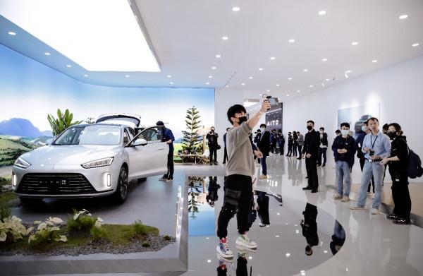 華為又有新動作：首家北京新概念店點亮華為零售新戰略