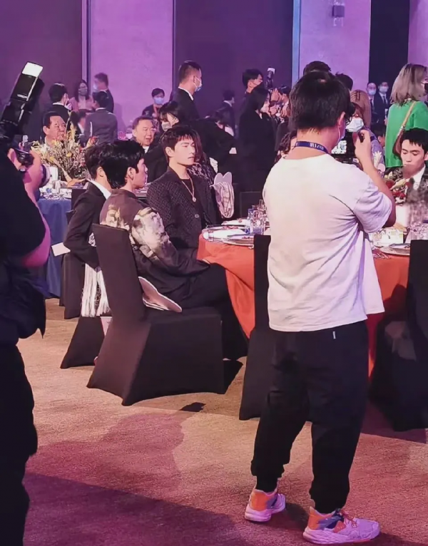 芭莎名場面又來了!合影無人敢站C位,baby遠離陳偉霆和李現互讓 芭莎名場面又來了!合影無人敢站C位,baby遠離陳偉霆和李現互讓