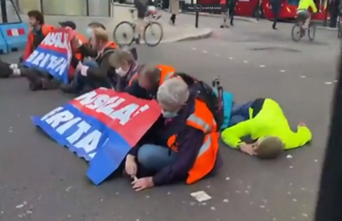 英國抗議者用膠水把自己粘在馬路上 造成倫敦早高峰大堵車 英國抗議者用膠水把自己粘在馬路上 造成倫敦早高峰大堵車