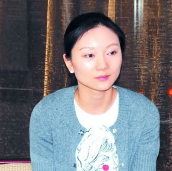 嫁給名導的5位“嬌妻”：陳婷18歲就生子，徐帆54歲至今不生孩子