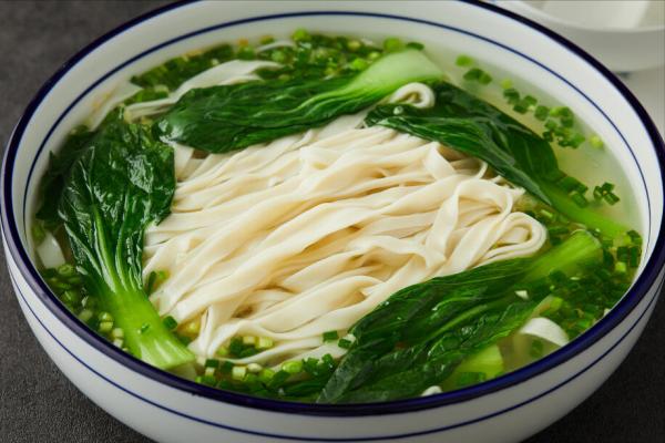 煮麵條，不要等水開才下鍋，記住2個竅門，麵條滑嫩勁道，不成坨