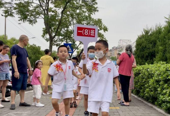 減負又出“新招”,小學生上學不用背書包,明明輕鬆了卻引起爭議 減負又出“新招”,小學生上學不用背書包,明明輕鬆了卻引起爭議