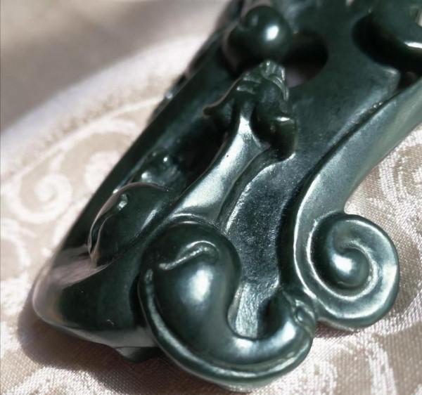 【依筠居藏玉 • 漢代雙螭龍碧玉雞心佩】