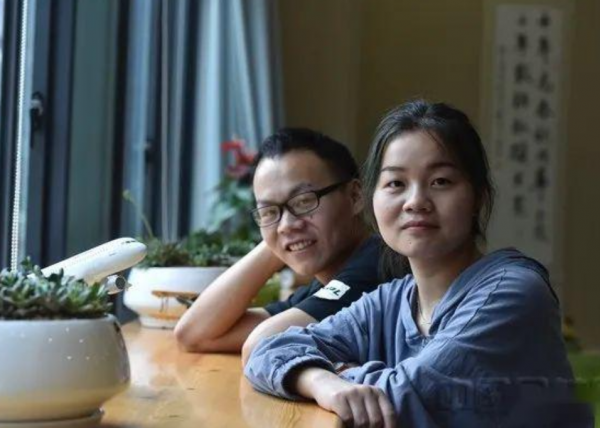 7年前，弟弟放棄上大學，打工供姐姐讀書，姐姐：你不上我也不上
