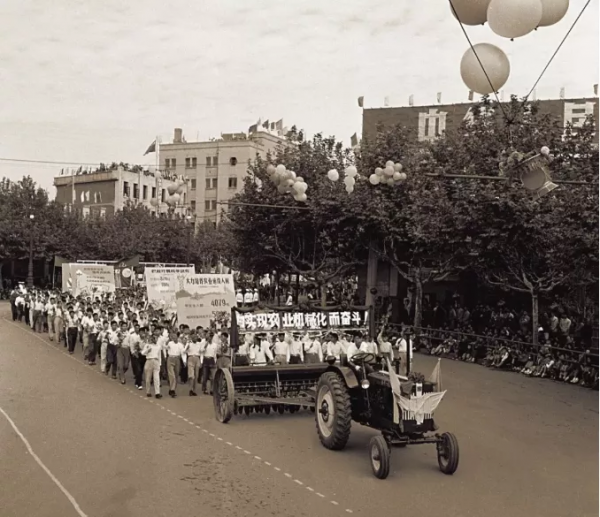 有閱兵和群眾遊行的國慶節是不是很有趣？來看看建國初期的國慶節