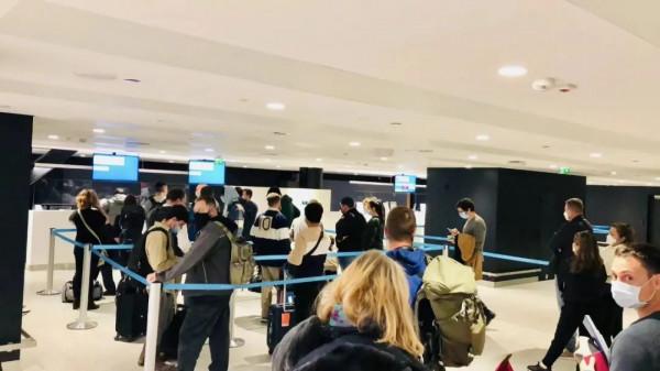 去芬蘭看極光，見聖誕老人，路上卻丟失行李，差點被鎖地牢