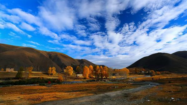 十月的新都橋，湛藍天空下藏不住的淡淡憂傷