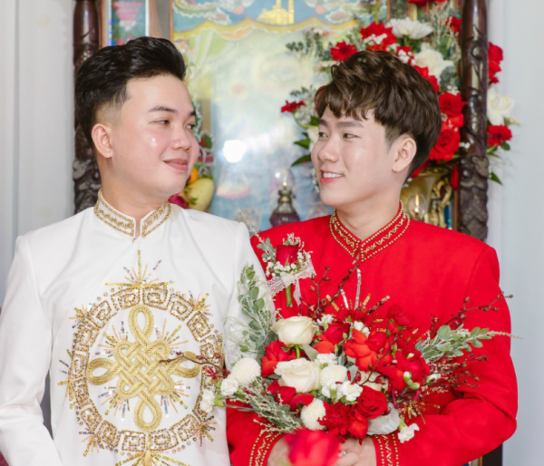 越南兩名男子舉行婚禮，雙方父母到現場送祝福