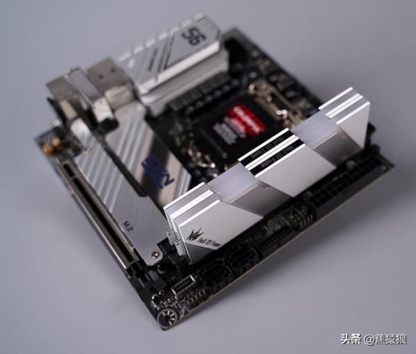 七彩虹 CVN B560I GAMING 搭 聯力 Q58 ITX 平臺 裝機展示 七彩虹 CVN B560I GAMING 搭 聯力 Q58 ITX 平臺 裝機展示