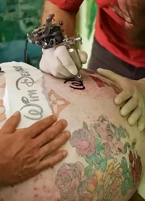 殘忍畫家給豬活體刺青後完整剝離豬皮畫賣100萬元一幅，豬太痛苦