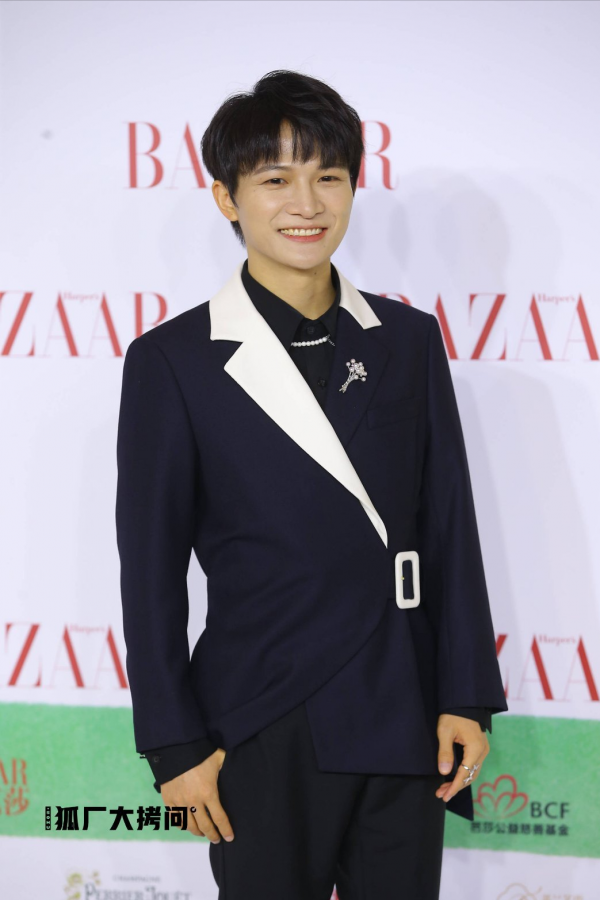 芭莎慈善夜紅毯:楊冪復古風美豔,baby宛若公主,景甜白成一道光 芭莎慈善夜紅毯:楊冪復古風美豔,baby宛若公主,景甜白成一道光