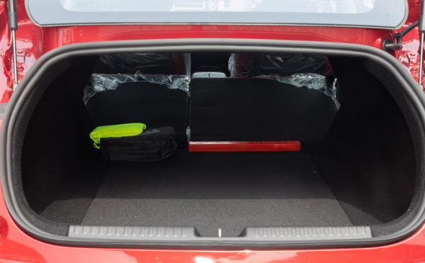 國產小鵬P7,續航里程670公里,價格位元斯拉Model3低 國產小鵬P7,續航里程670公里,價格位元斯拉Model3低