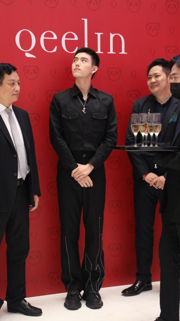 陳飛宇短寸頭搭配黑色襯衫出席某珠寶品牌活動，生圖太能打了