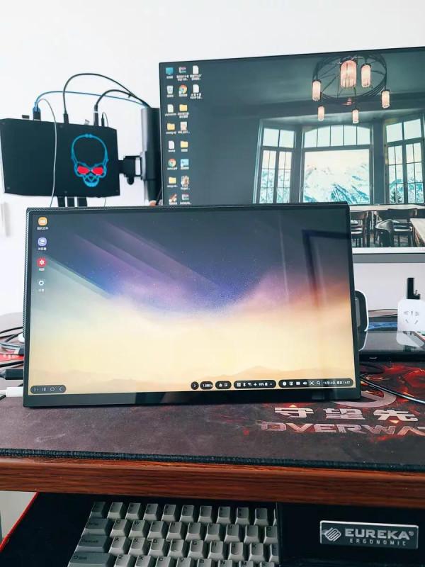 桌面搭配 Gobigger便攜顯示器