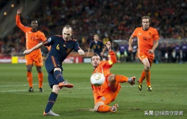 貝克漢姆的傳球和任意球那麼好，為何足壇歷史地位不如哈維小白？