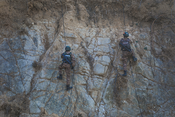 硝煙瀰漫 直擊武警偵察隊員冬季大練兵