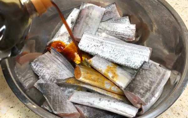 炸帶魚,有人用澱粉,有人用麵糊?都不對,教你正確做法,太香了 炸帶魚,有人用澱粉,有人用麵糊?都不對,教你正確做法,太香了