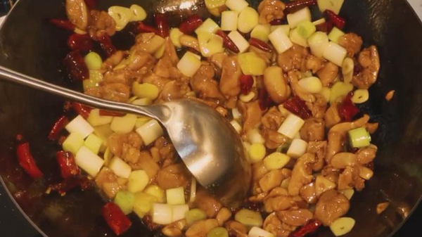 家庭版宮保雞丁的完美做法，麻辣鮮香酸甜開胃，好吃解饞又下飯