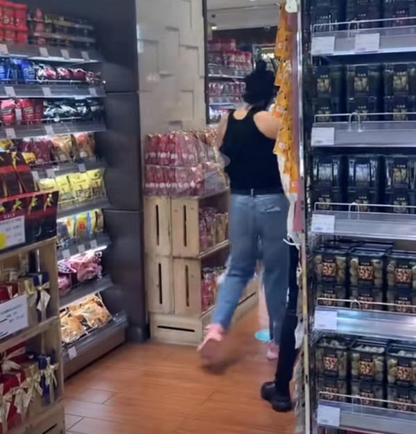 41歲張柏芝美到像吃防腐劑!穿破洞牛仔褲超辣,逛街自帶巨星光環 41歲張柏芝美到像吃防腐劑!穿破洞牛仔褲超辣,逛街自帶巨星光環