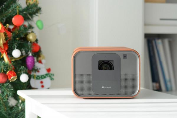 幾千元投影就能有幾萬元鐳射電視的體驗，慧示J1 Pro評測