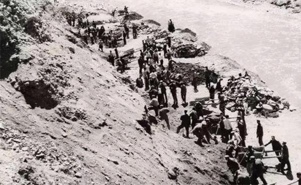 烏斯滿的最後時刻:戴著沉重的腳鐐,每天利用放風的機會祈禱 烏斯滿的最後時刻:戴著沉重的腳鐐,每天利用放風的機會祈禱