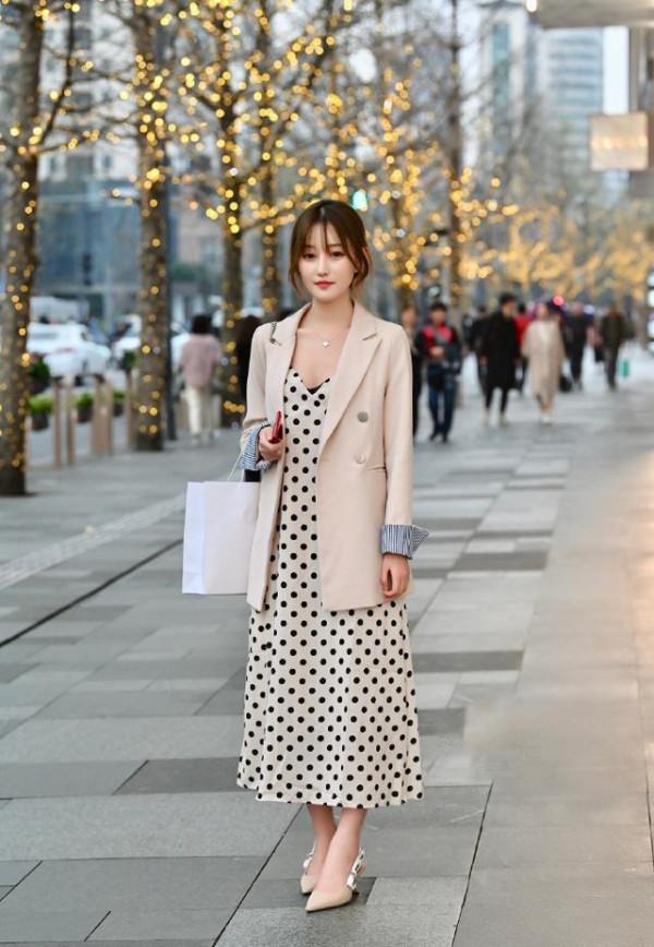 女生顏值高再配會打扮才真美！看看她們穿的衣服你會覺得自愧不如