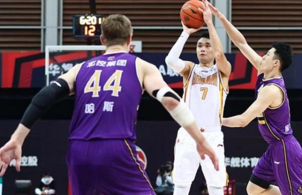 心寬體胖，冠軍教頭“快樂”執教！做好自己，山西男籃專注賽場