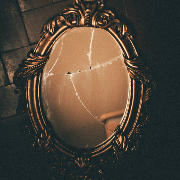 1743年的一面&OpenCurlyDoubleQuote;魔鏡&rdquo;，歷經254年&OpenCurlyDoubleQuote;殺死&rdquo;38人，照鏡子有風險