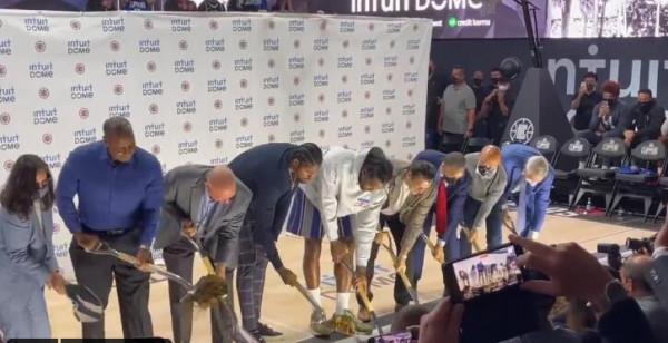 萊昂納德穿隔扣剋萊伯連帽衫現身新球館開工儀式