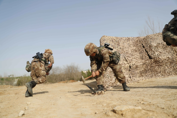 第71集團軍“太行勁旅”:通訊尖兵楊孝益,牛! 第71集團軍“太行勁旅”:通訊尖兵楊孝益,牛!