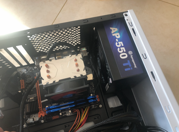 裝機必備的抗菌新方案，艾湃電競AP-550Ti，奈米光觸媒電源評測