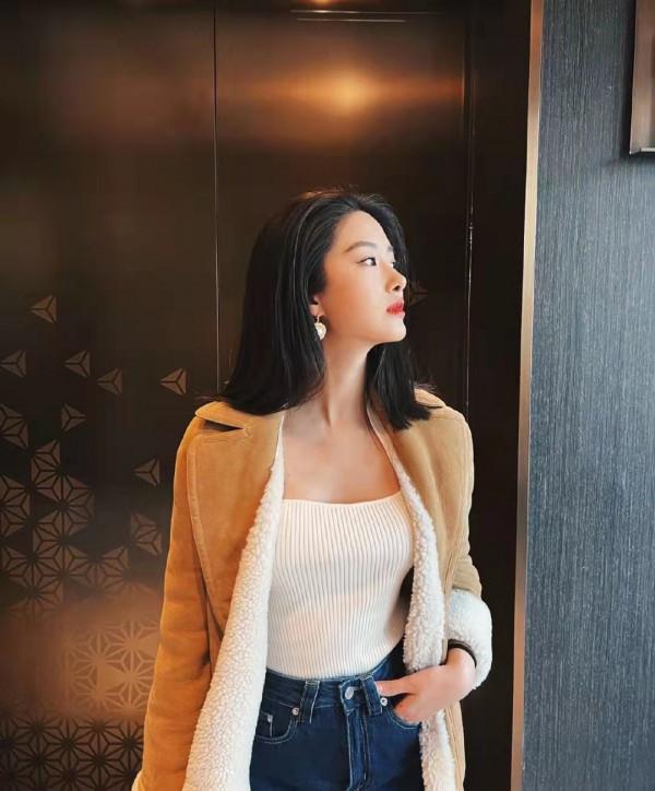 楊採鈺穿卡其色毛絨大衣搭高腰牛仔褲，知性優雅盡顯精緻魅力