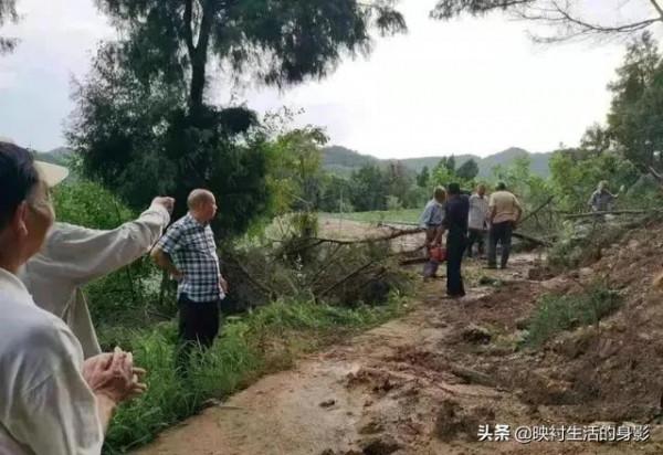 當年村裡最難相處的一戶人家，路過他門口時，所有人步伐都會加快