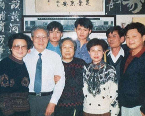 他曾是軍統三劍客之一，制止過特務侮辱江姐，建國後享副部級待遇