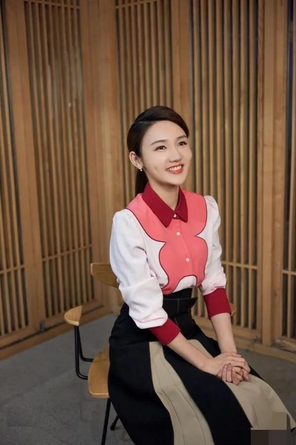 央視《詩詞大會》主持人龍洋驚豔寫真集 央視《詩詞大會》主持人龍洋驚豔寫真集