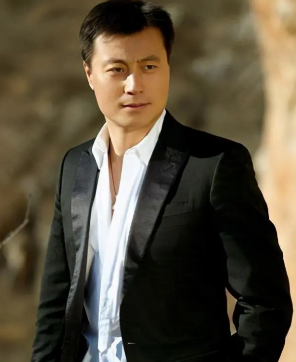 任程偉：成名後把患難妻子當成寶，兩個女兒很幸福