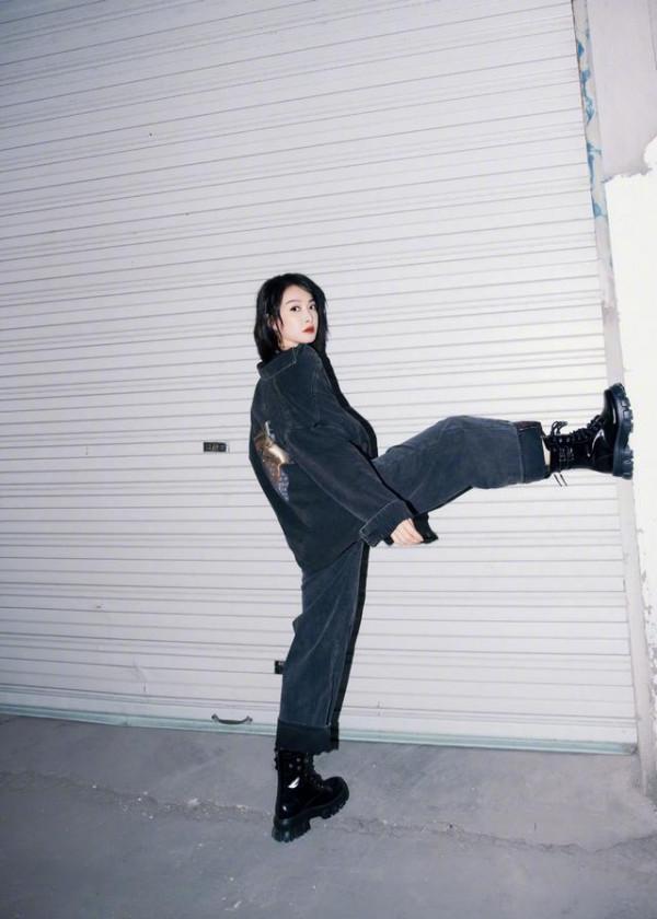 牛仔套裝怎麼穿才不平庸？宋茜內搭露腰裝場邊看秀，時髦又顯身材