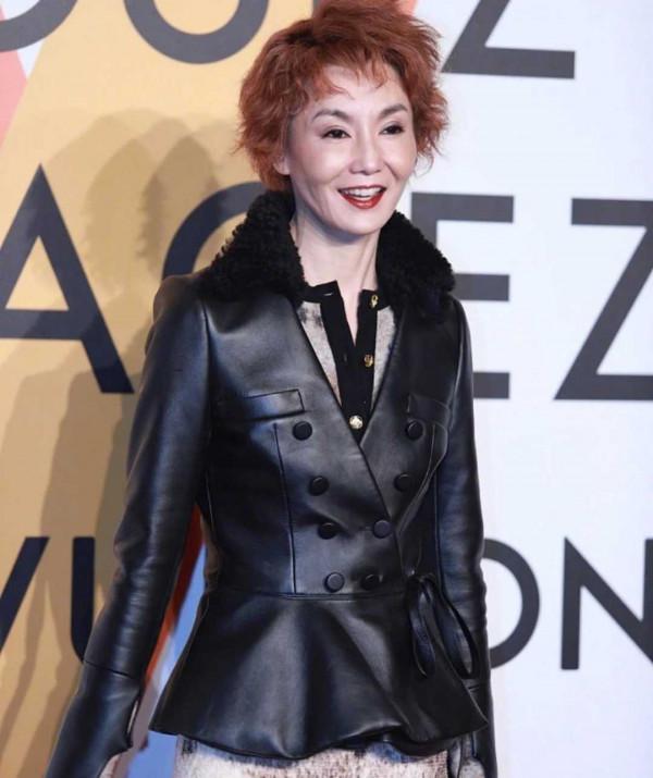 張曼玉這氣質真讓人服氣，穿皮衣配連衣裙好高階，老了依舊驚豔