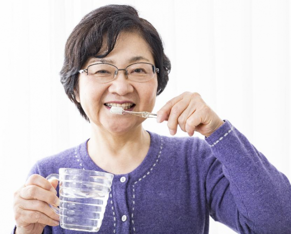 為啥老人身上有一股怪味？建議55歲後，堅持3個習慣，或老了沒味