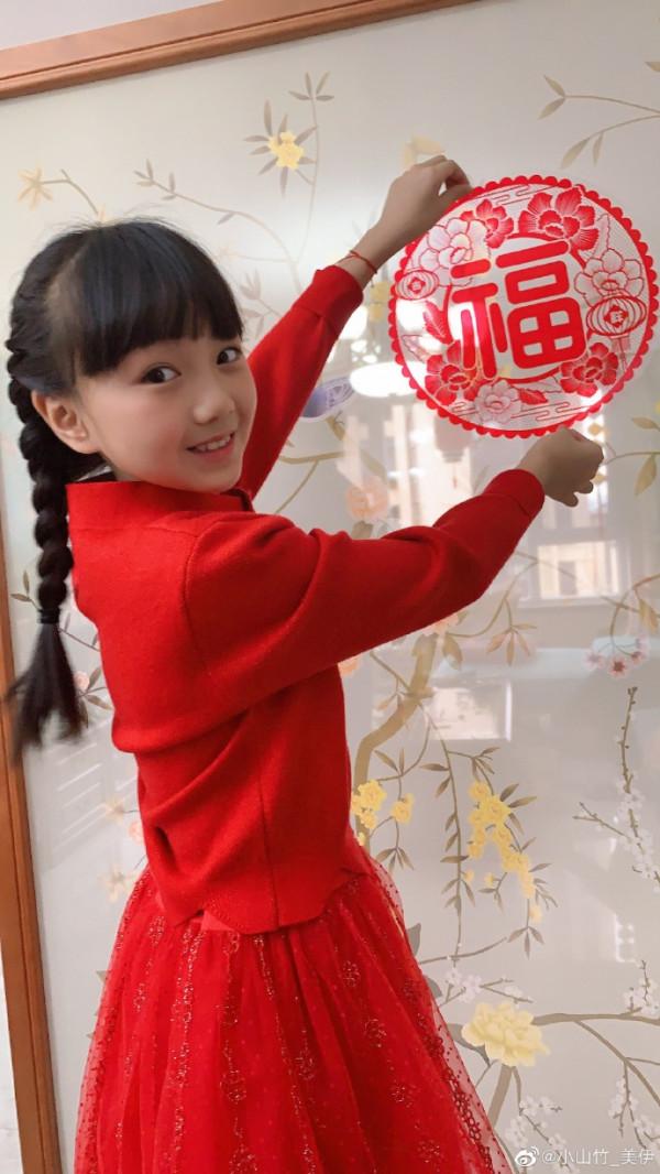 鄧倫&OpenCurlyDoubleQuote;女兒&rdquo;小山竹，教媽媽拍辣妹照！淡出娛樂圈，越長越美