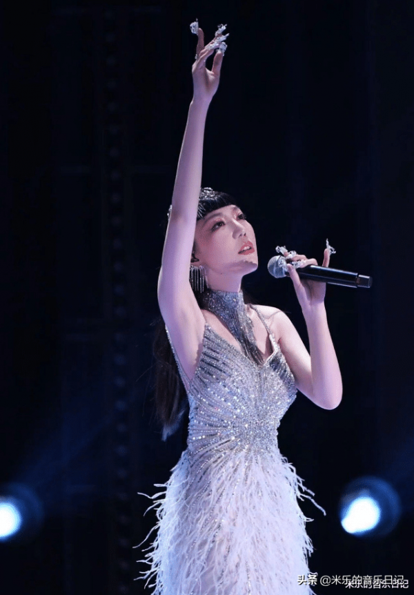 “紅配綠樂隊”大玩搖滾風,來勢洶洶,舞臺視覺相當抓人 “紅配綠樂隊”大玩搖滾風,來勢洶洶,舞臺視覺相當抓人