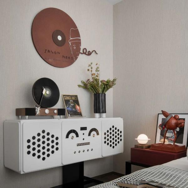 黑白主色調與紅色的和諧搭配,自由與儀式感兼得的設計 黑白主色調與紅色的和諧搭配,自由與儀式感兼得的設計