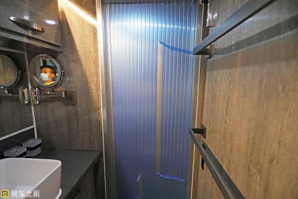 豪華內飾越野配置，黑系HQ19越野拖掛房車